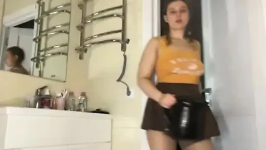 Tombul kız Jusielussie banyoda sert sikişiyor