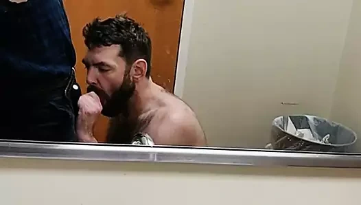 Şanslı alma onun horoz yuttu içinde the hastane er banyo