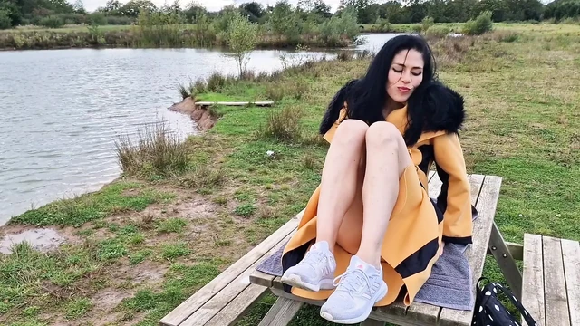 Зияю в моей киске и писаю на улице