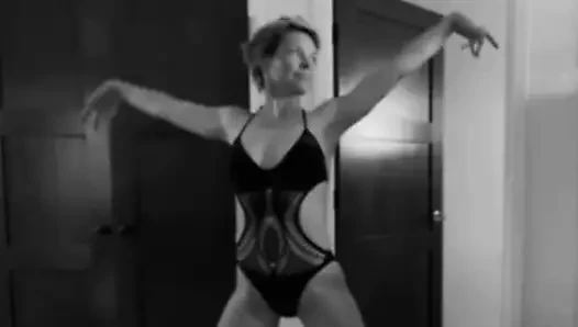 Evangeline Lilly - süper seksi bikini dansı