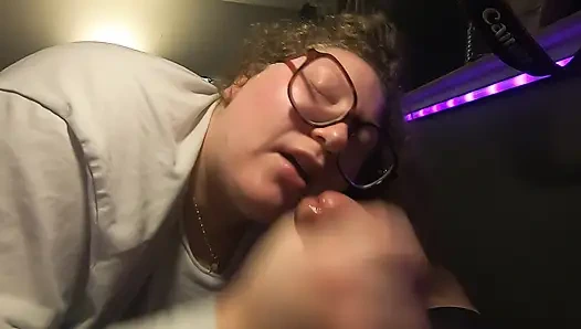 Inocente gordinha branca nerd menina de óculos chupa pau e lambe a porra