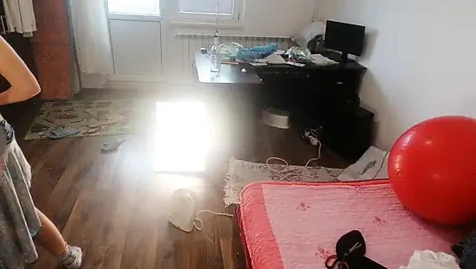 Amatör kadın kıyafetlerini denerken ve keserken eğleniyor.