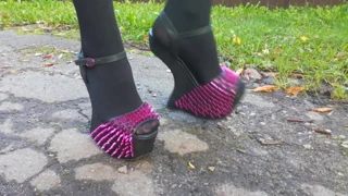 Bayan l egzotik aşırı yüksek topuklu ayakkabılarla yürüyorum.