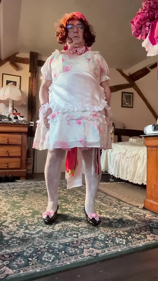 Bir gün için küçük bir babydoll elbisesi içinde giyindi