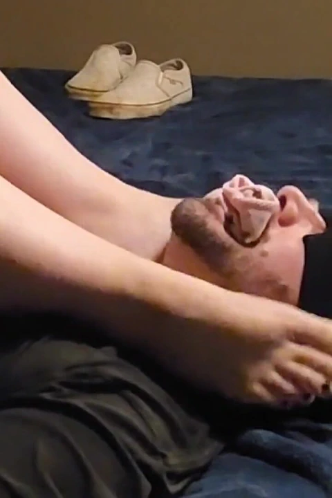 Ayaklarımı yüzüne sokuyorum