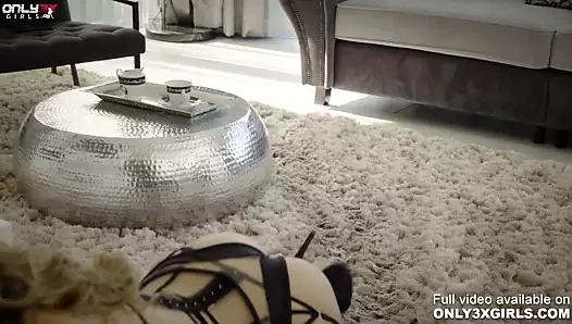 Only3x kızlar sunar - amirah adara kölesini cezalandırır