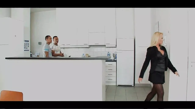 Orta yaşlı seksi kaltak anal üçlü grup seks