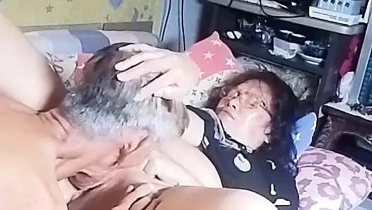 Birçok kez fışkırtıyor ve sikimden ve tounge'dan aldığı tatmini iyi hissediyor