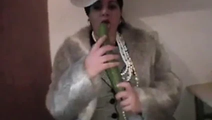 Çek çingene fahişe büyük bir salatalık ile onu kedi mastürbasyon