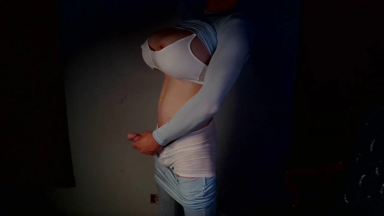 Büyük memeli femboy mastürbasyon yapıyor