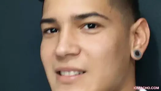 Latin oğlan el diablo etini dövüyor