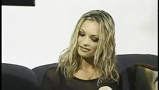 Ateşli sarışın güzellik amcığıyla adamın yüzüne biniyor