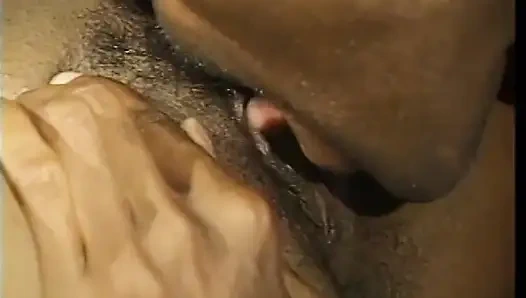 Siyah güzellik yarağı gırtlağına kadar alıyor ve arkadan sikiliyor