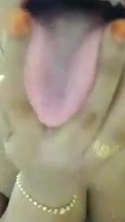 Эмоциональный момент из "Тетушка дези наслаждается душем"