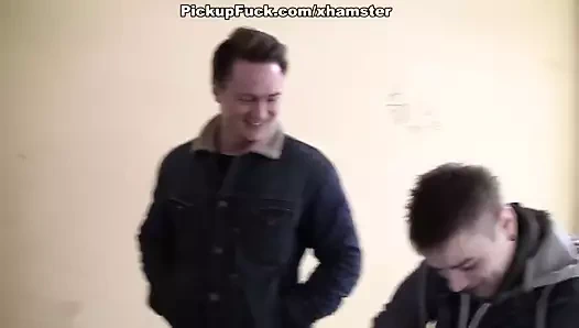 Seksi kızlar memeler için dik turist sahne 1 gösterir