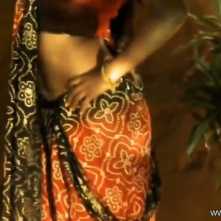 Seksi Hintli genç kız dans ediyor ve mükemmel vücudunu gösteriyor