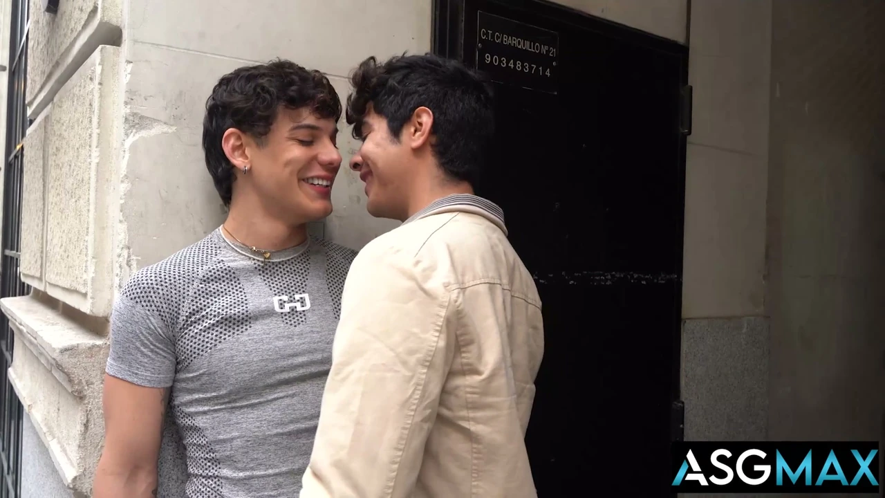 Twink latino se coge una verga grande como un experto