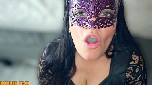 Seksi orta yaşlı seksi kadın kocasını arka arkaya iki kez boşalana ve büyük döl dölünü yutana kadar emiyor - millie fox