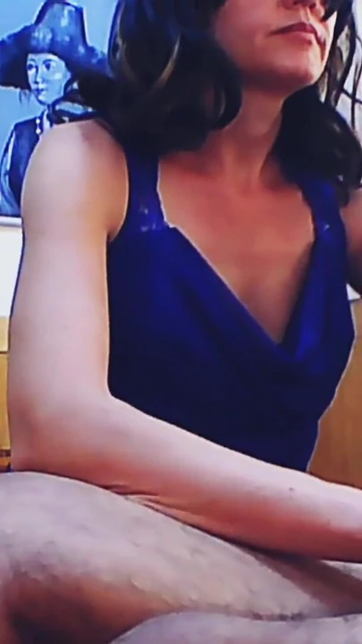 "Üvey erkek kardeş sevimli üvey kız kardeşe sikine yağ masajı yaptırıyor"