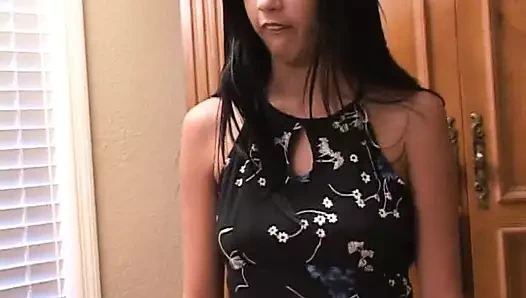 Sevimli koyu saçlı bebek ile büyük memeler verir sıcak handjob