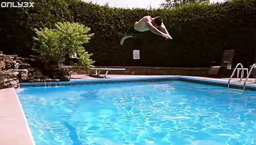 Amy Lee havuzun yanında hayal kuruyor