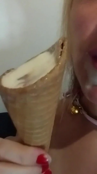 Сногсшибательный момент от "МИНИАТЮРНАЯ БЛОНДИНКА МАСТУРБИРУЕТ МОРОЖЕНОМ".