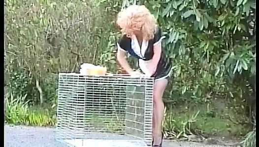 Merdivenlerde siyah naylon çorap