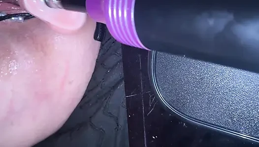 Une femme soumise se fait baiser par une machine, orgasmes multiples