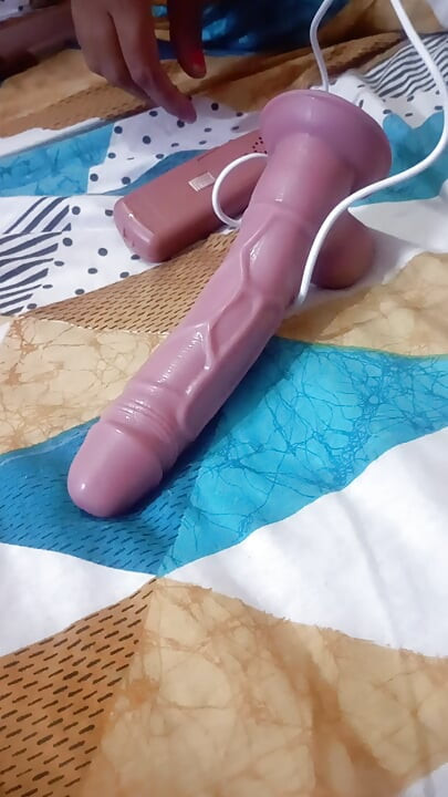 Hatun dildo ve sert derin sikişmeyi seviyor