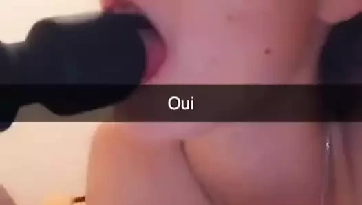 Oyuncağını seviyor