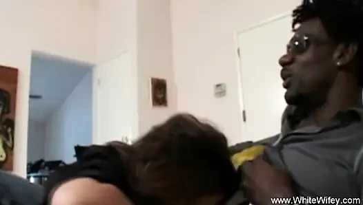 Sarışın evli kadının ırklararası oyunu