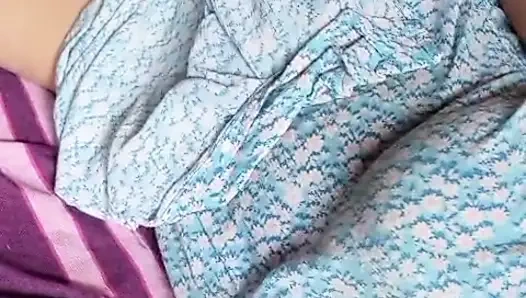 Sri Lankalı aktris Anne banyoda geceleri amcığı ve büyük doğal göğüsleriyle oynuyor