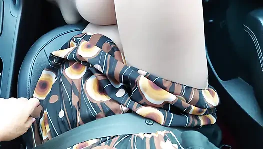 Azgın üvey anne arabada çoraplı seksi bacaklarıyla üvey oğlunu azdırıyor