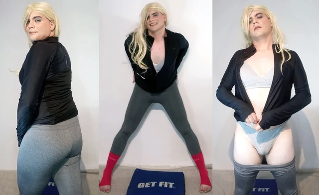 Блондинка-кроссдрессер в спортзале трогает себя в леггинсах