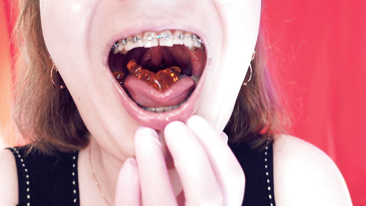 Asmr arya grander'ın diş teli ile jöle yalıyor
