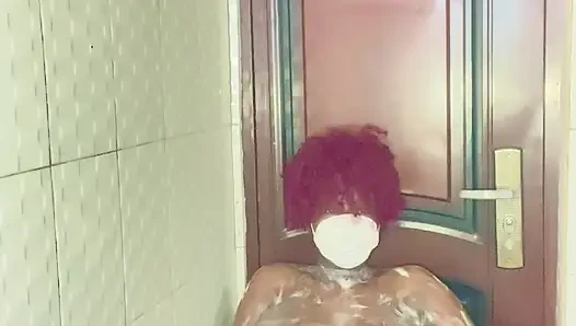 Hamile kadın banyo yapıyor