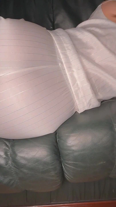 Yeşil deri kanepede beyaz saten pijamayla osuruyor