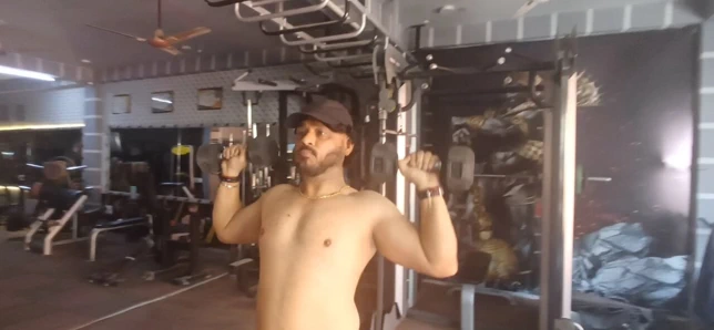 Ateşli adam spor salonunda erotik egzersiz