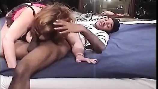 Olgun orta yaşlı seksi kadın eş değiştirmeli grup seks sırasında büyük zenci yarağını emiyor