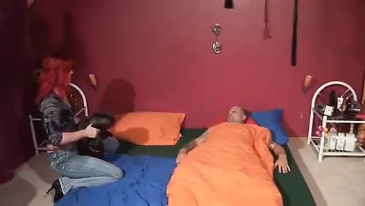 Ahlaksız kızıl saçlı ev hanımı kocasının büyük sert yarağı tarafından sikiliyor