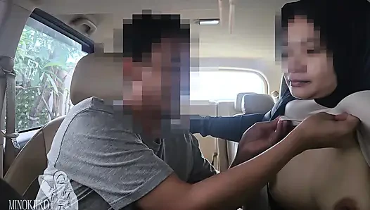 Asyalı tesettürlü fitness kızı arabada dayanıklılığını artırmak için döl içmek için sakso çekiyor - minokiiko