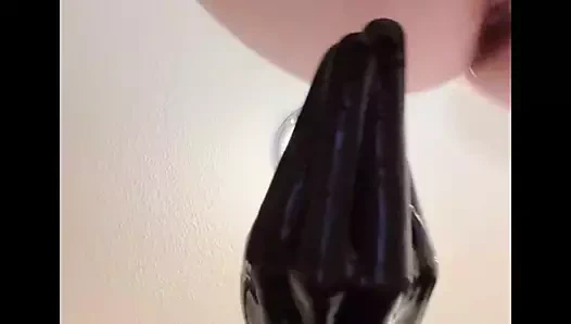 Jada güzel amcığını yumrukla dildoyla esnetiyor