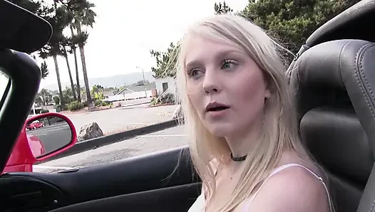 Lily Rader hassas amında güzel bir sarışın saç tutamı tutuyor - sapık orta yaşlı seksi kadınlar