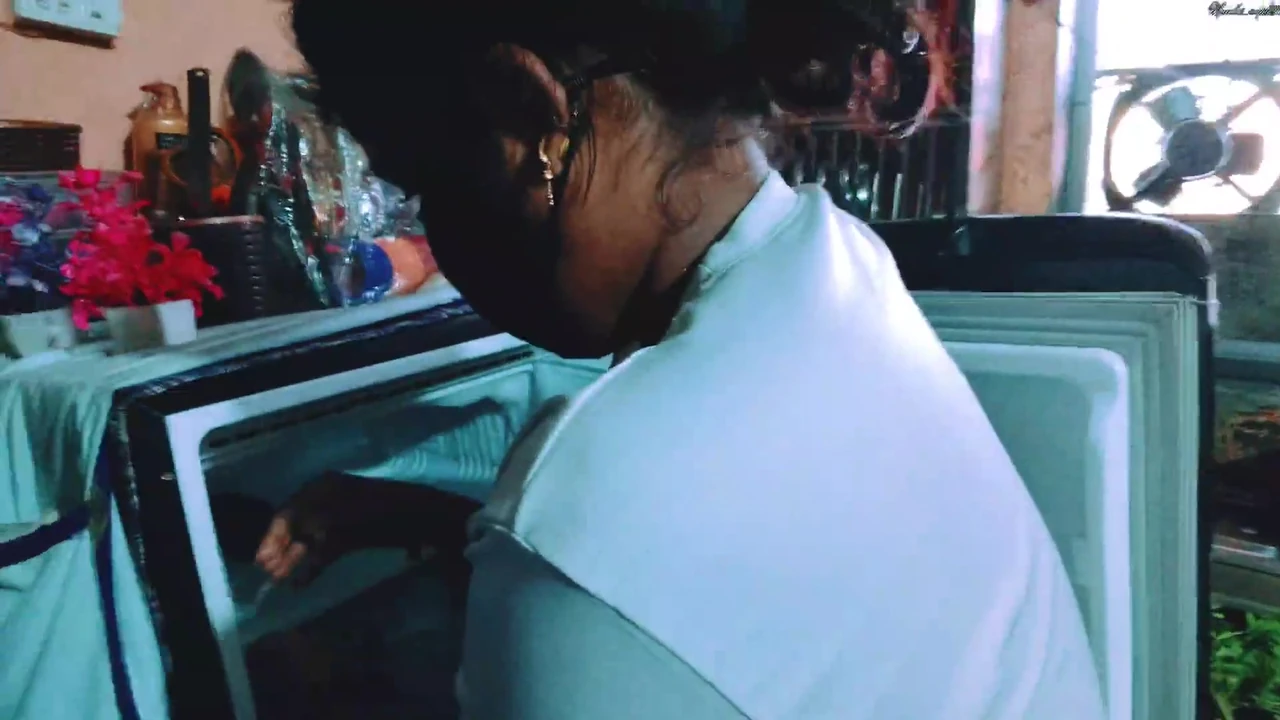 पोर्नस्टार प्रिया सिंह अपने घर में फ्रीजर साफ कर रही थी जब उसका बॉयफ्रेंड आया और उसे चोदा