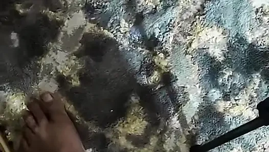 Masöz August Skye ona vurması için Sarah Arab'ı parmaklıyor