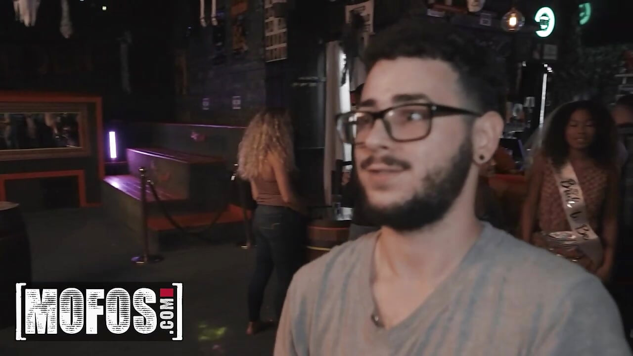 Mofos - skyla sun olacak gelin arkadaşı Dani Diaz ile büyük bir yarak emiyor ve en iyi bekarlığa veda partisi veriyor