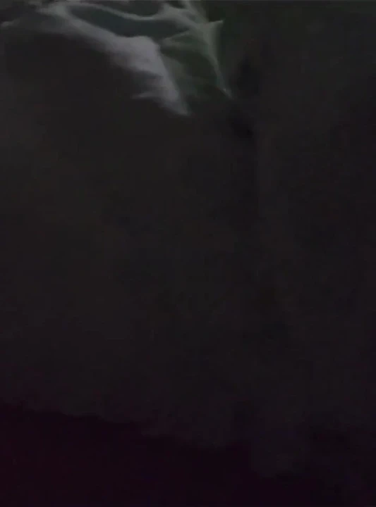 Morbid yaşlı adam karısının odasına giriyor ve onu kaydediyor