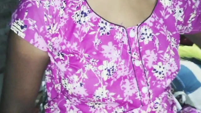 Sıkı bakire amcık (18+) Hintli olgun ev hanımı köyde ilk kez parmaklıyor ve mastürbasyon yapıyor