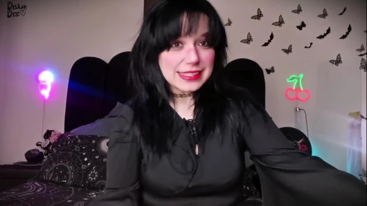 Witch Palm Reader patlana kadar pompalıyor ve üstüne çıkıyor!