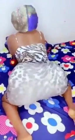 Afrikalı kız büyük poposunu göster
